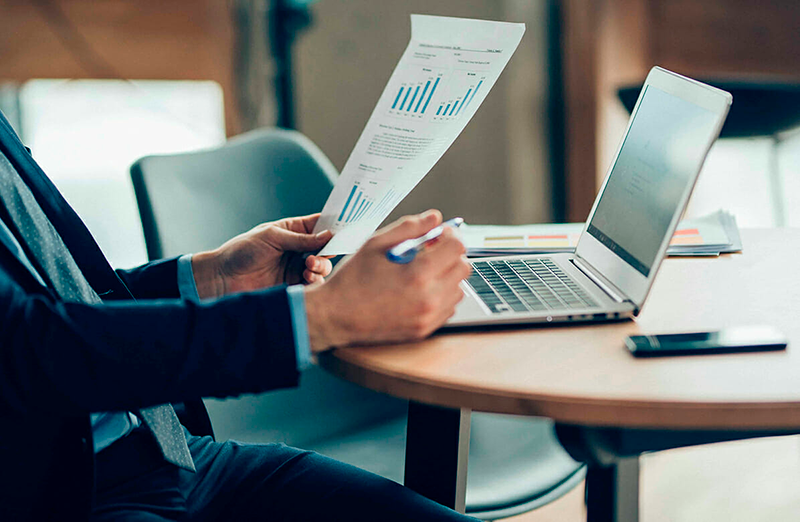 arbejder_på_computer_data