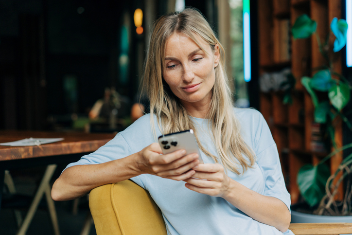 Kvinde Sidder Telefon
