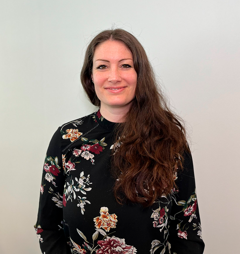 Anne Stine Kjelstad Med Baggrund 800X849px