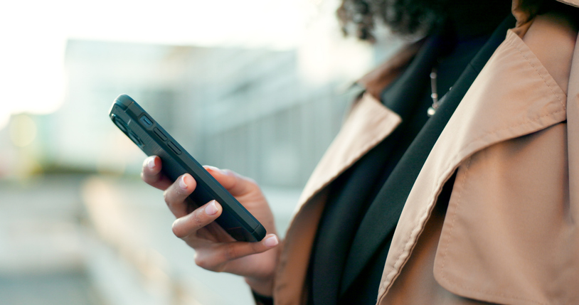Kvinde På Telefon Registrerer Tid
