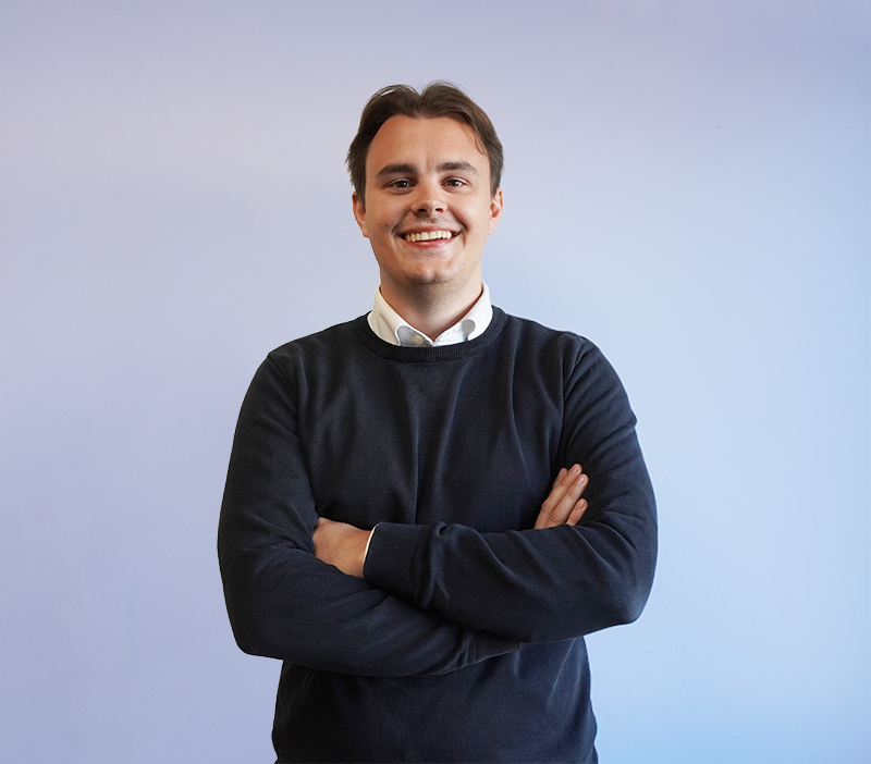 Frederik Ubbesen Intect Q&A Lyserblå 800X702